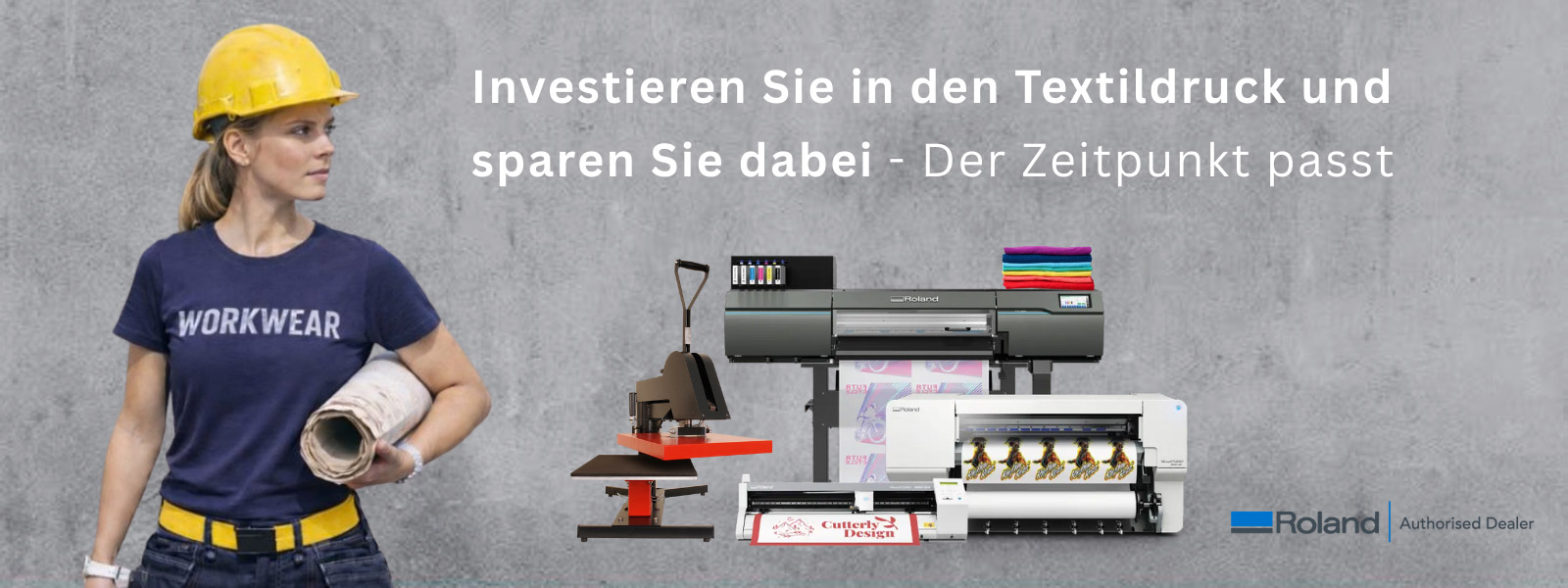 Frau in Arbeitskleidung neben Drucker und Textildruckmaschinen